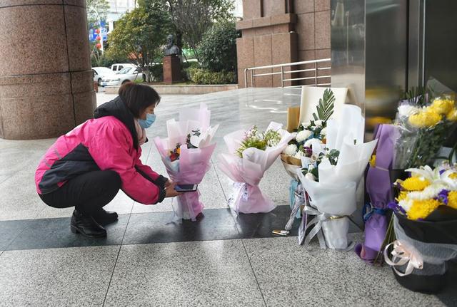 2月7日，武汉中心医院后湖院区门诊楼门口，市民前来敬献花束。 -1.jpeg