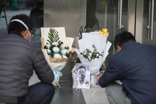 2月7日，武汉中心医院后湖院区门诊楼门口，市民前来敬献花束。.jpeg