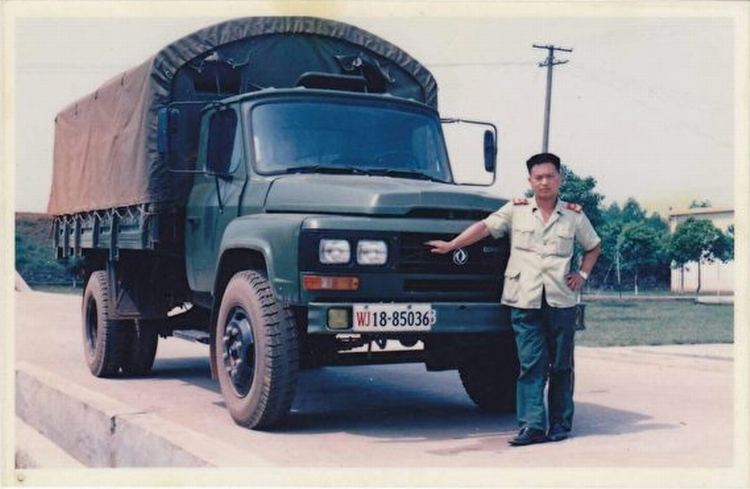 袁玉文系原武警8730部队三级转业士官，在部队时做司机。照片拍摄于1999年。.jpeg