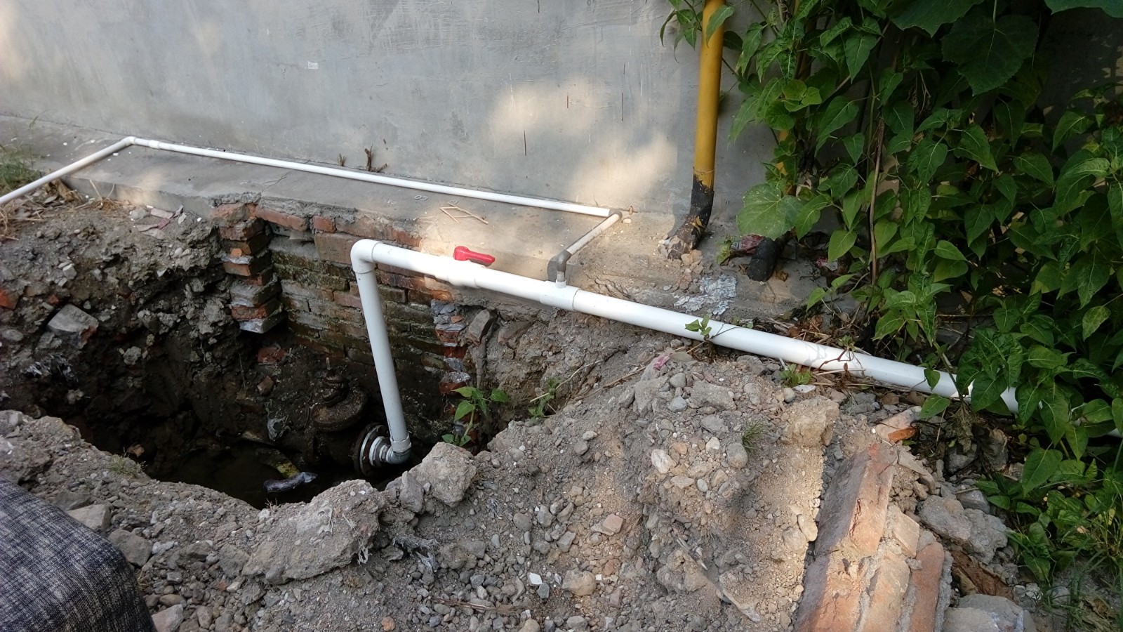 水管被切断后住户自接水管。.jpg