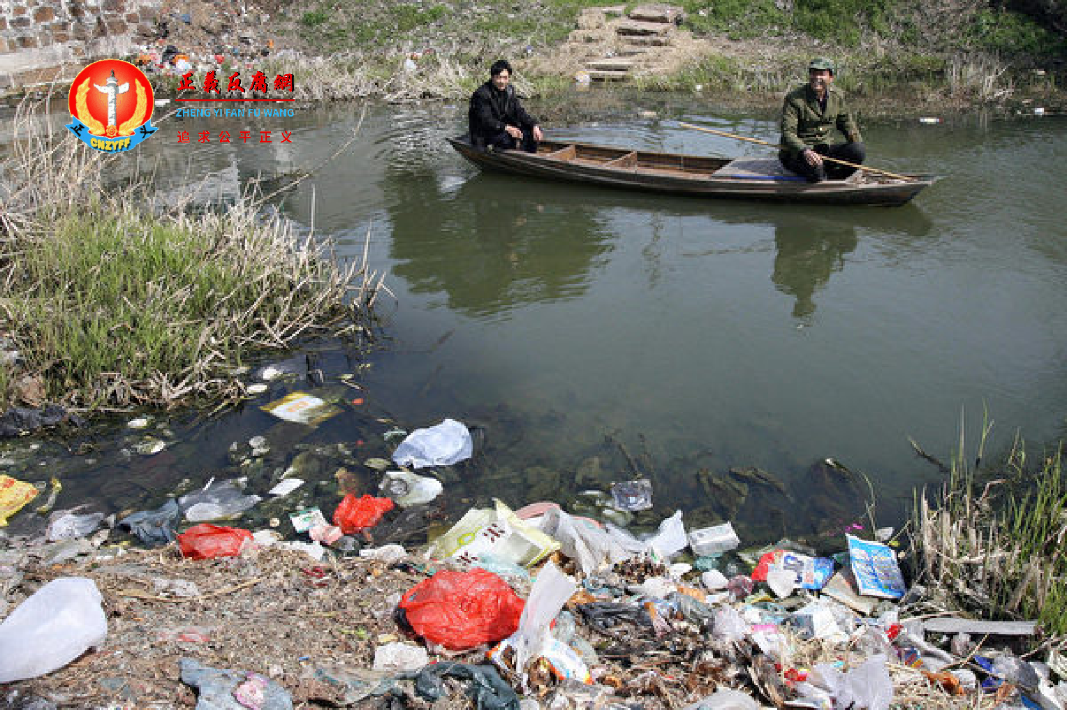 江苏省宜兴市村民在一条被严重污染的河流上钓鱼。.png