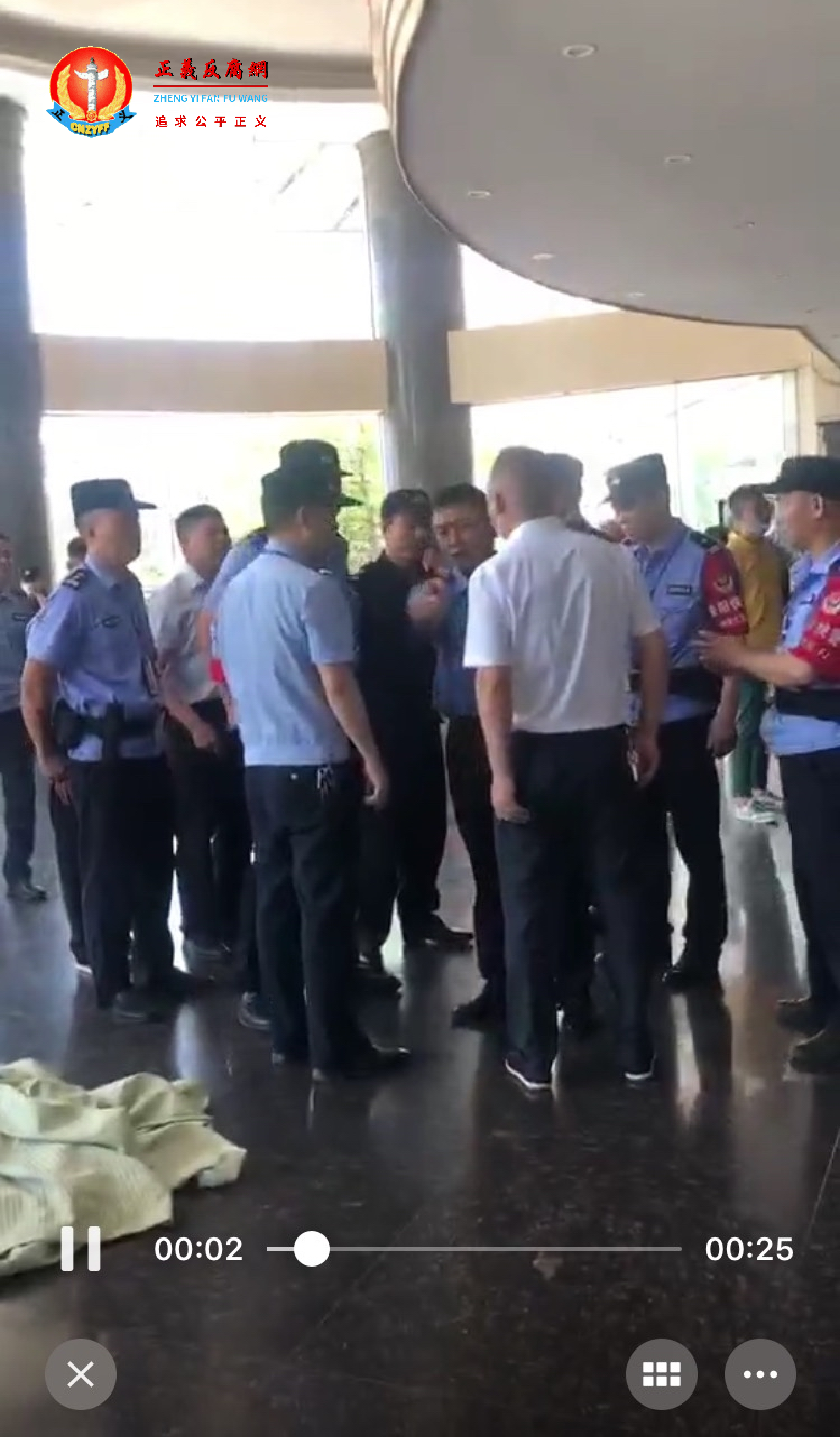 谢红芳伸冤遭殴打在耒阳市政府门口脱光衣服躺在地上。.png