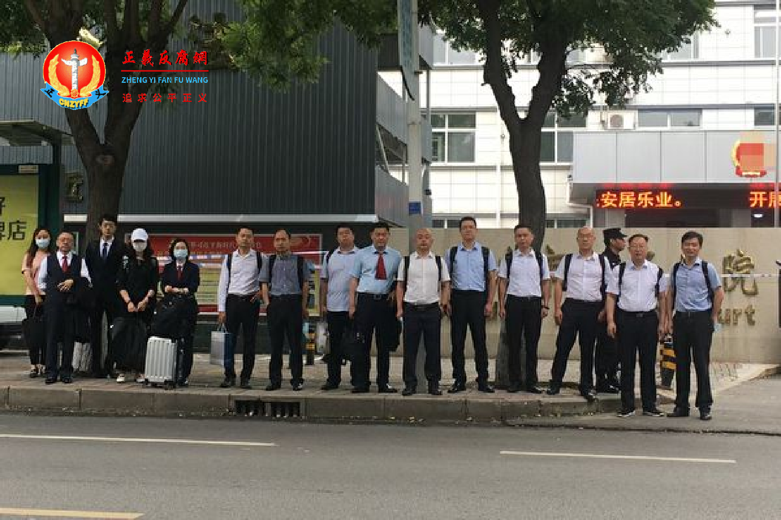 7月16日，辩护律师团队在高碑法院前合影。.png