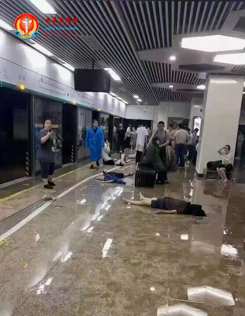 7月20日郑州大淹水，地铁受困隧道，大水漫入车厢，地铁站一角，当场至少有6人横躺在地上，导致多人死亡。.png