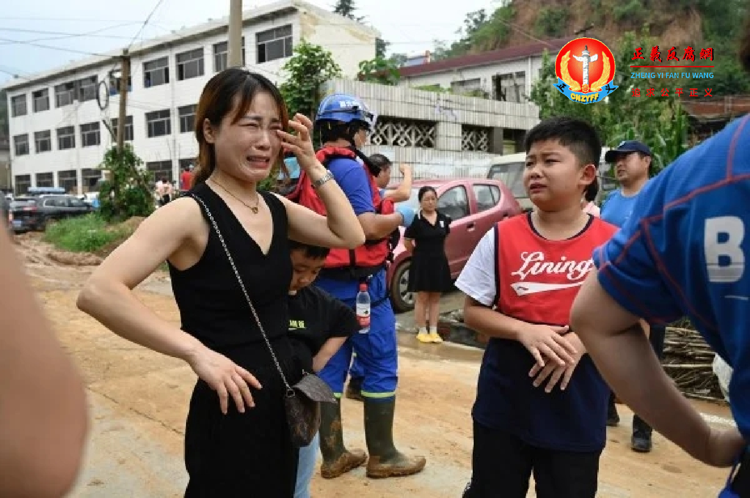 7月22日，一名郑州灾民在伤心哭泣。.png