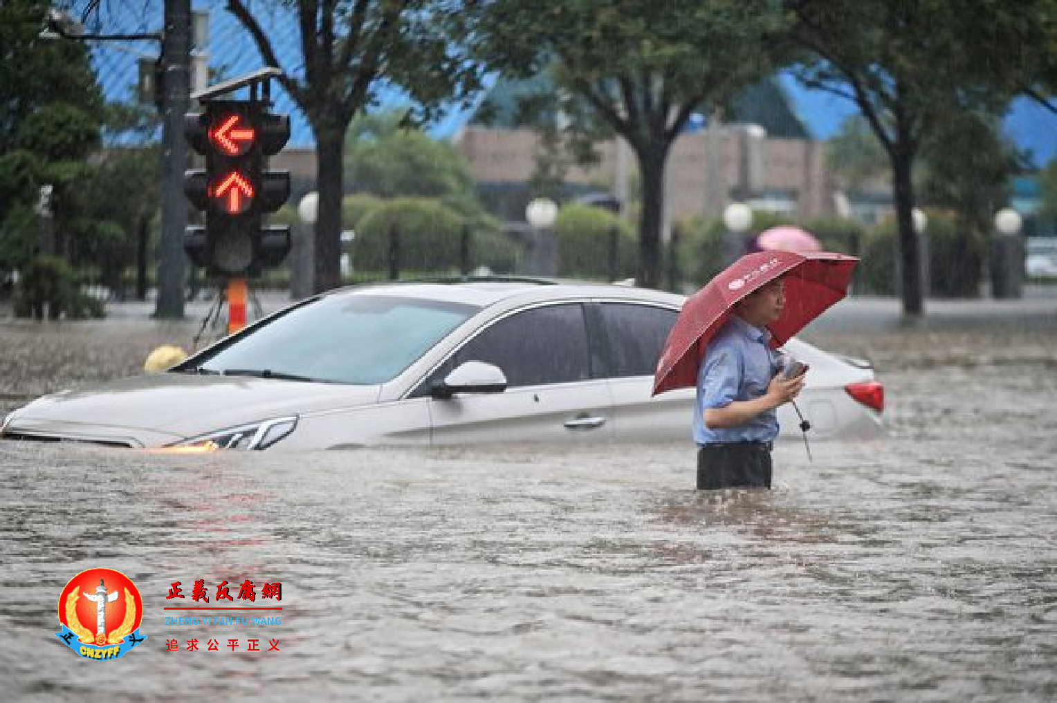 7月20日郑州市突遭洪灾，伤亡惨重，网民质疑郑州洪水是人祸，而非官方宣传称的天灾。图为2021年7月20日郑州市区的洪灾景象。.png