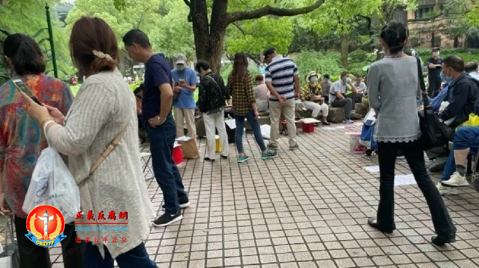 上海市人民公园大型征婚现场，多是父母替子女征婚.png