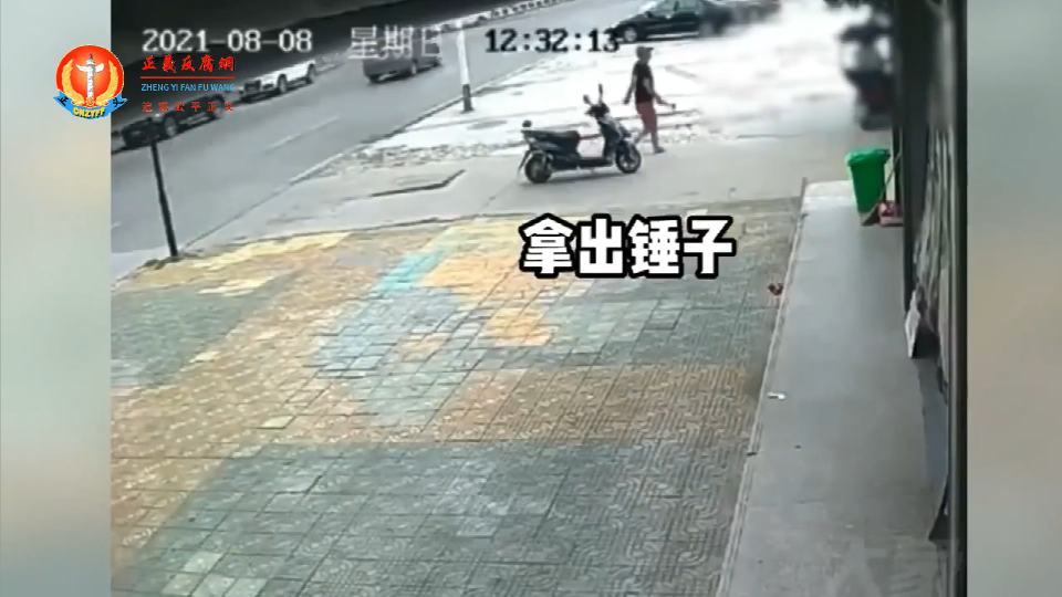 湖北荆州公安县一男子骑着摩托车在大街上拿出锤子砸伤多路人。.png