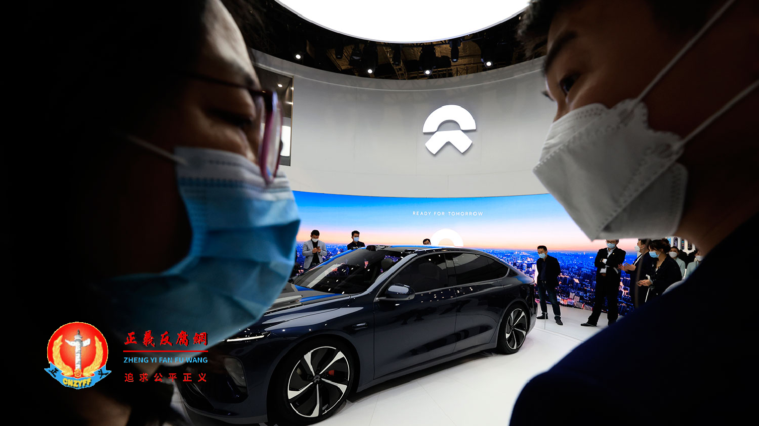 2021 年 4 月 20 日，参观者在上海车展上观看中国汽车制造商 NIO 的最新轿车。.png