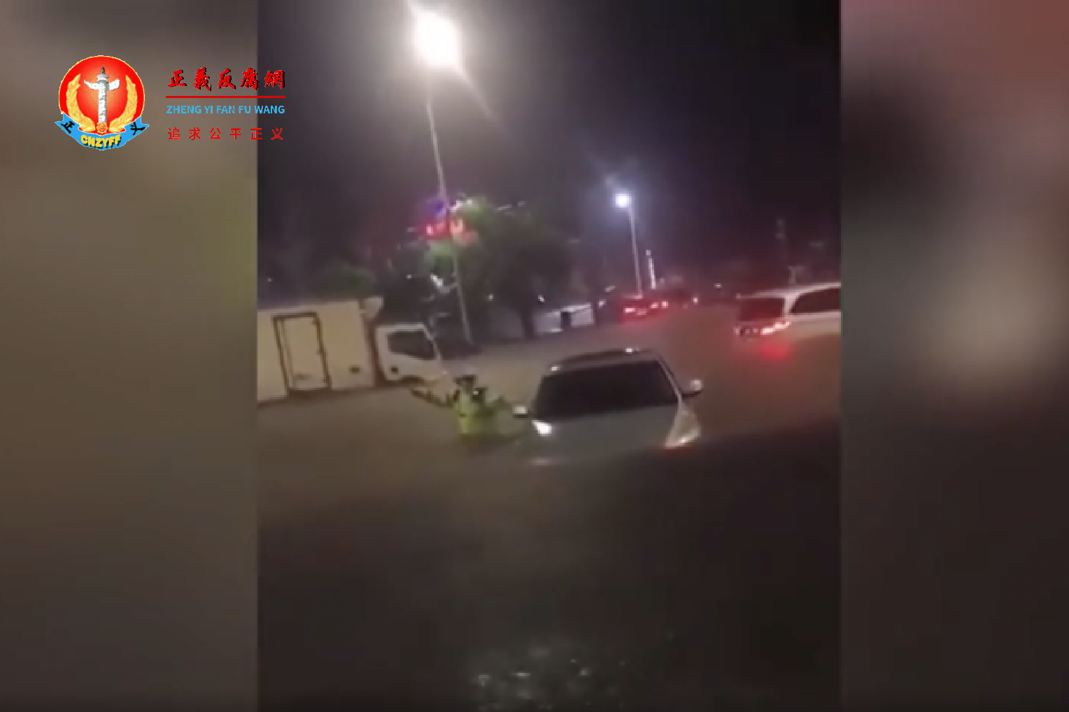 广东深圳遭遇暴雨袭击，街道成河，汽车被淹。.png