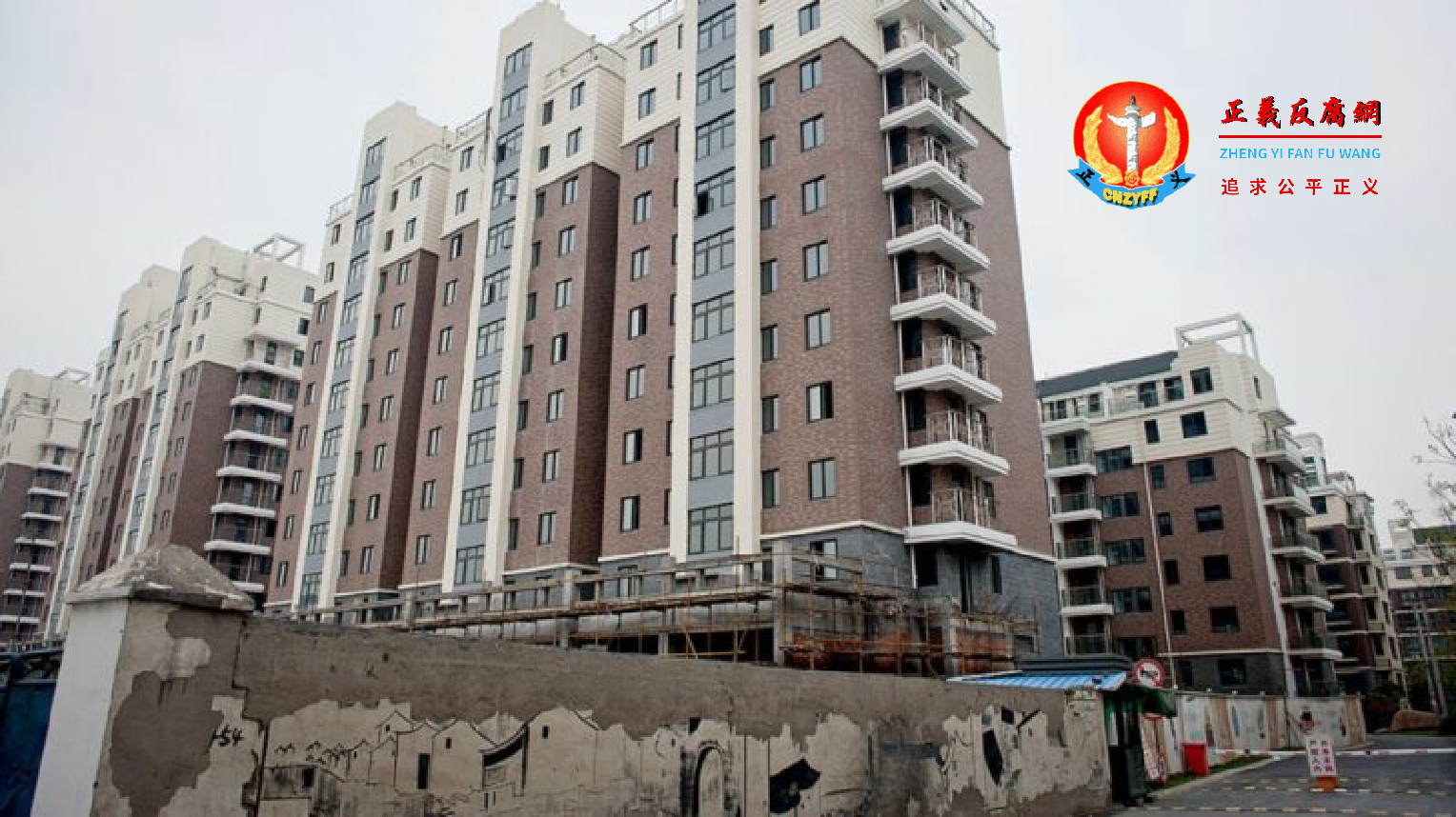 2012年4月10日，浙江省杭州市一处建筑工地上矗立的一组公寓楼。.png