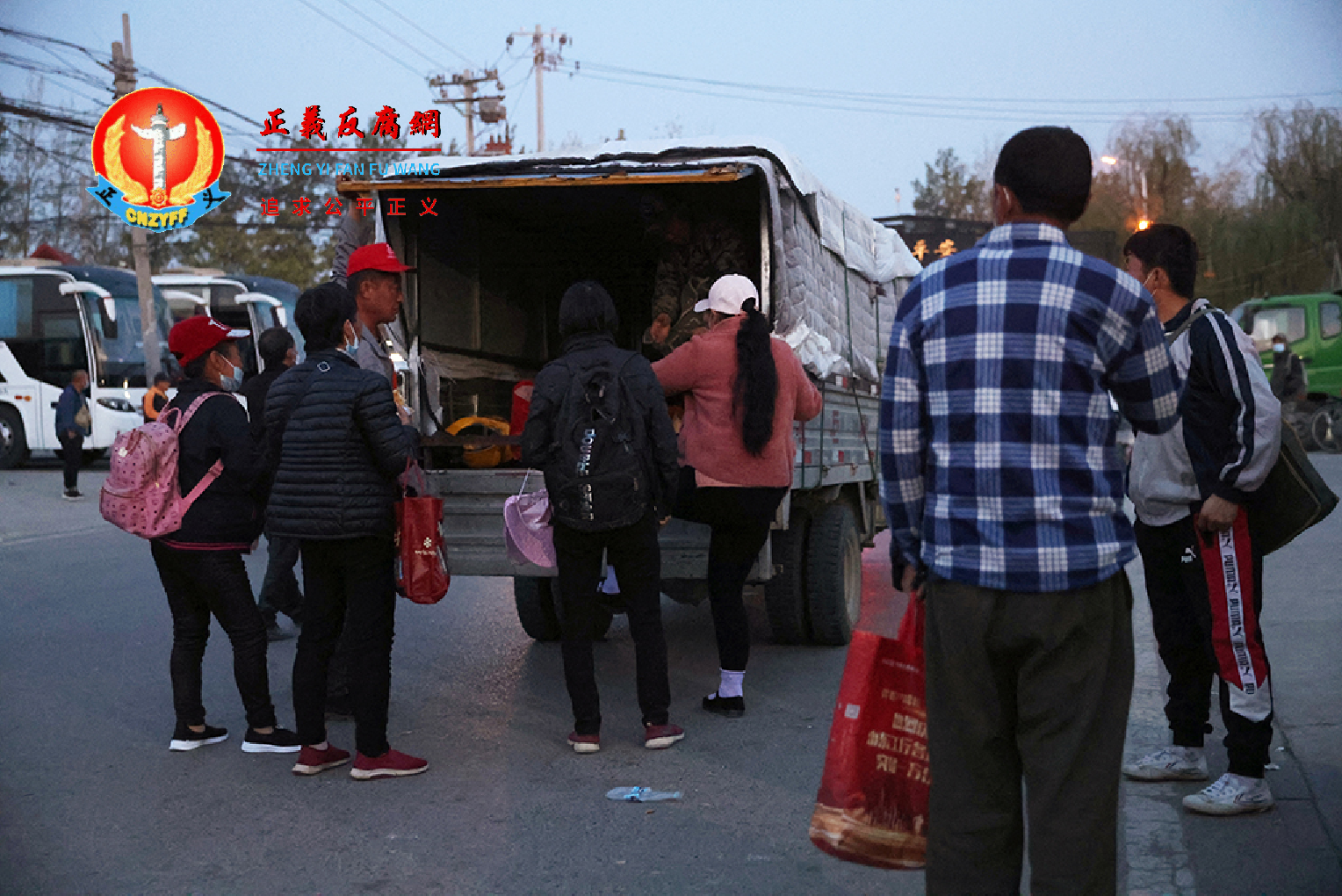 一群农民工4月20日清晨在河北省界附近登上卡车，被载往当天打零工的地点。.png