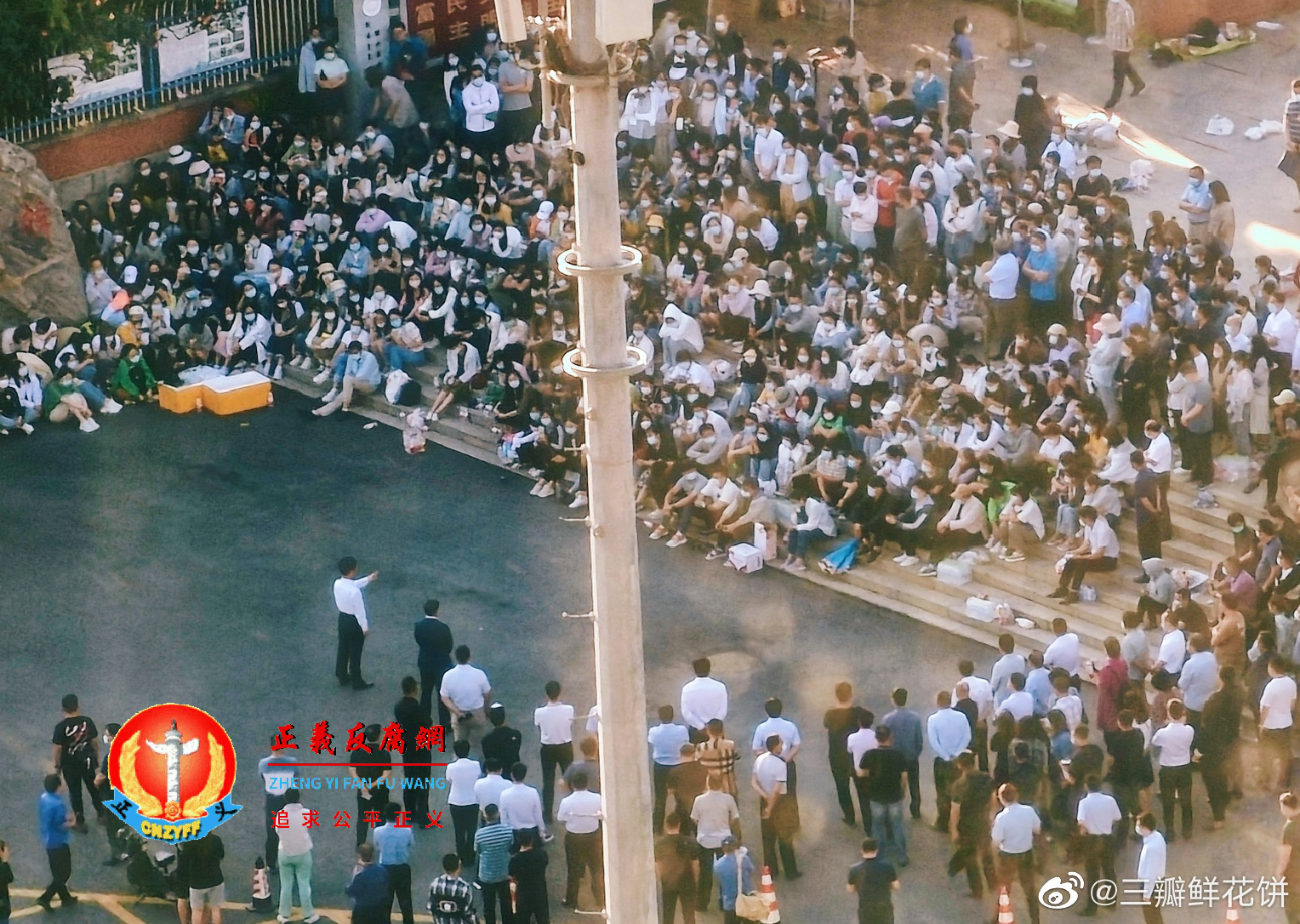 6月15日，山东烟台市开发区高级中学教师罢课举行示威，抗议校方降薪，被要求退回以前发的奖金.png
