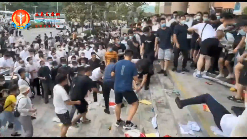 7月10日网络突然传出近3000名储户到郑州维权，结果遭到警方及不明很多没有穿制服的白衣人和黑衣人暴力殴打。.png