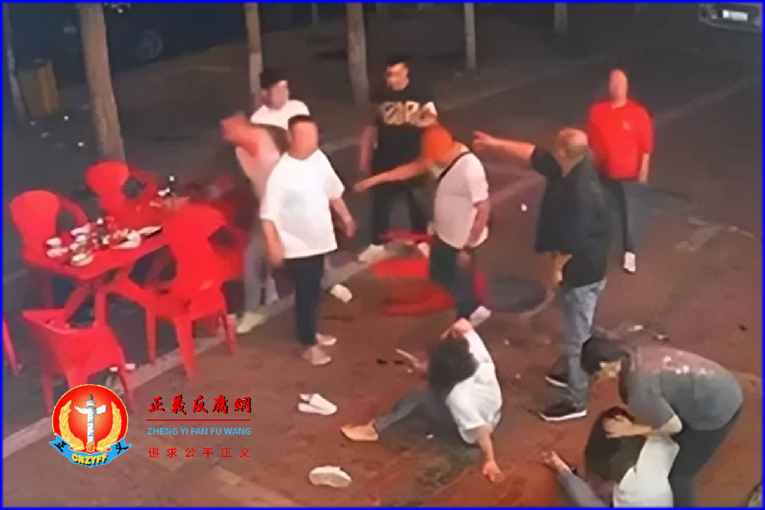 唐山打人事件现场，暴徒从店内打到店外，两名女子被围殴倒地。.png