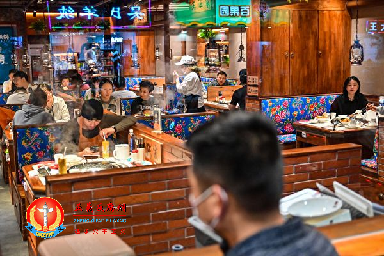 中国的供销社和大食堂复辟回头，被指不是为了解决吃饭问题，而是有官方的更多目的。图为2022年11月1日上海静安区的一个餐馆内就餐的人们。.png
