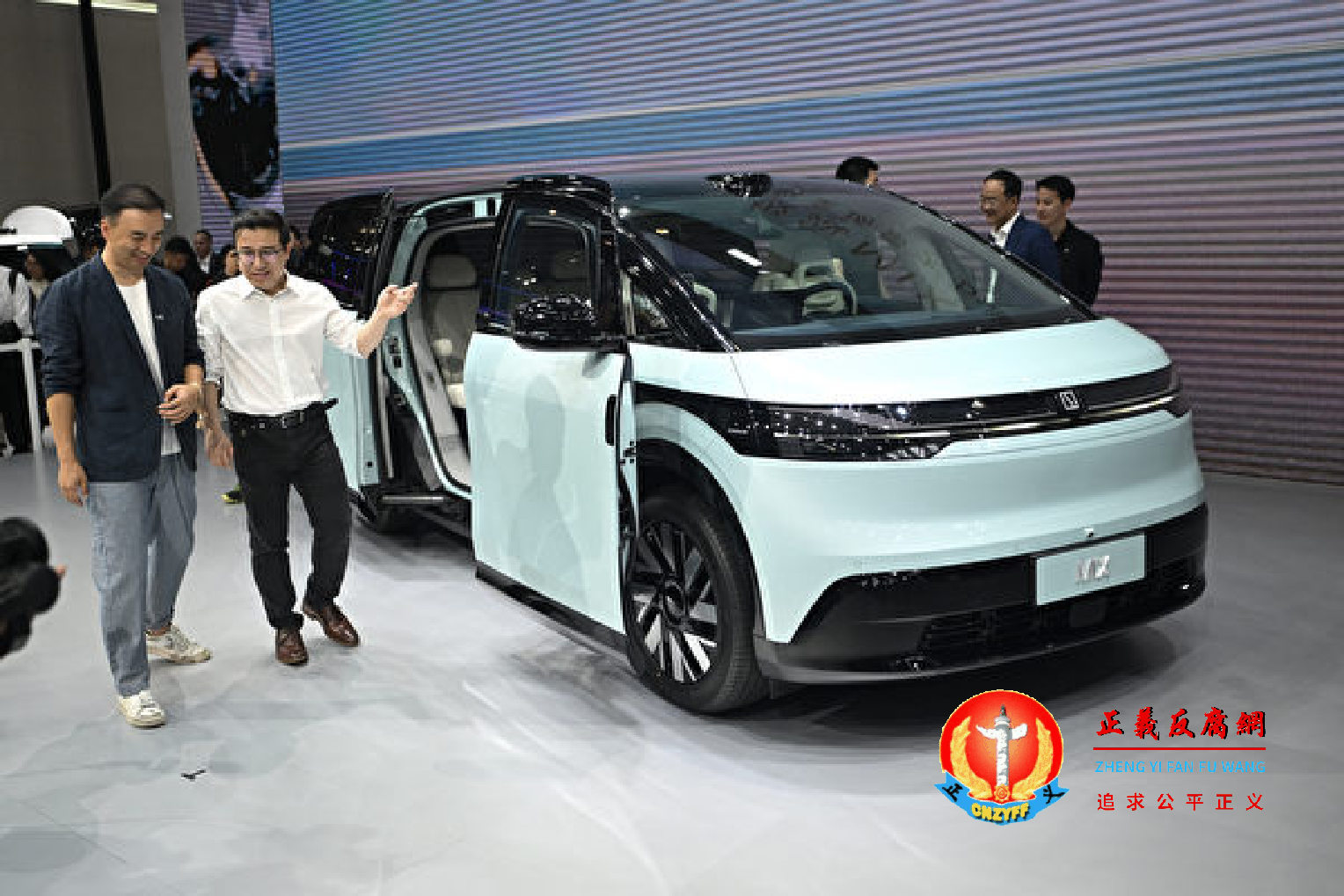 2024年4月25日，北京车展上展出一辆极氪Mix电动车。.png